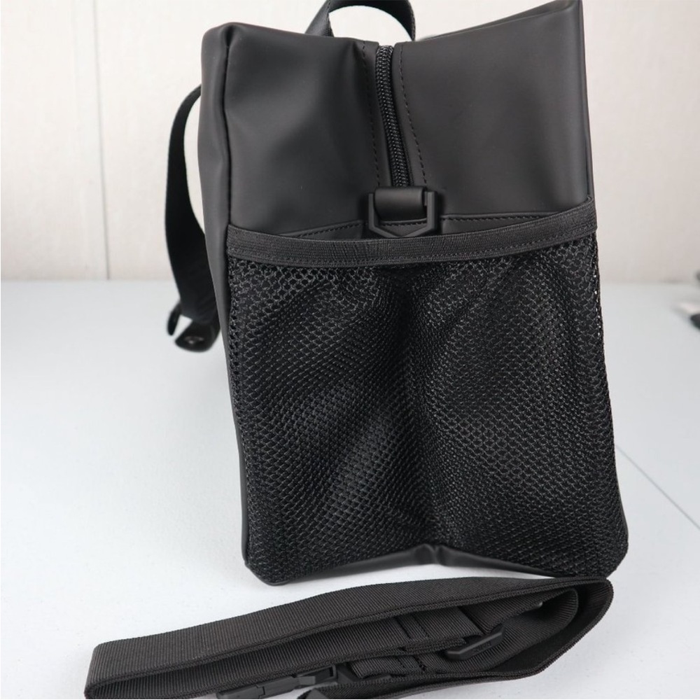 RAINS Trail Gym Bag 🖤 Black 🖤 water resistant 🖤 NWT - Picture 8 of 10
